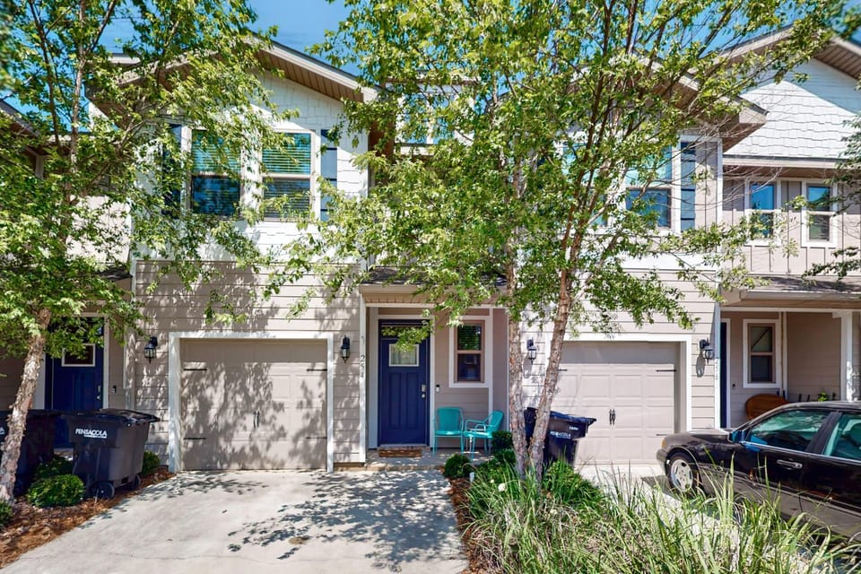 Two-story townhome near the beach with WiFi washer and dryer House in Pensacola