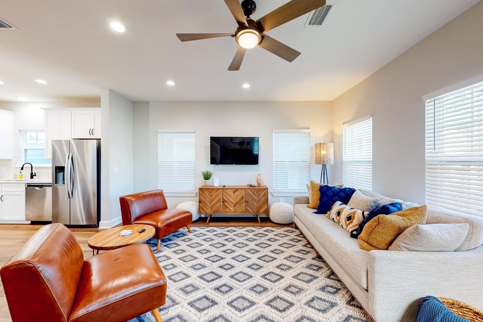 Downtown Home - WiFi Central AC Private washer&dryer & Balcony - Dog-Friendly House in Pensacola
