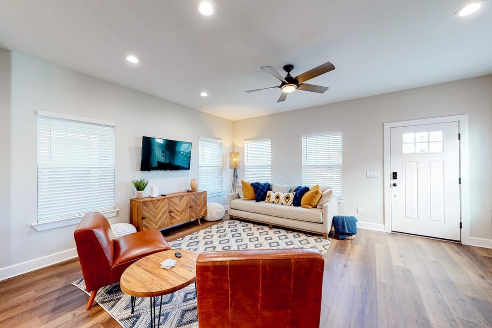 Downtown Home - WiFi Central AC Private washer&dryer & Balcony - Dog-Friendly House in Pensacola