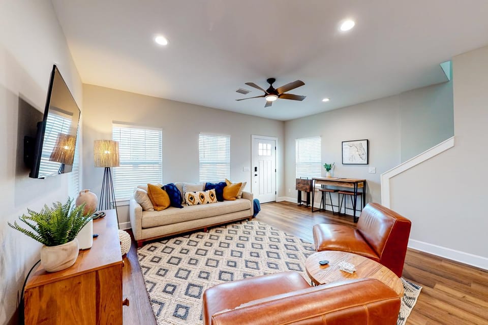 Downtown Home - WiFi Central AC Private washer&dryer & Balcony - Dog-Friendly House in Pensacola