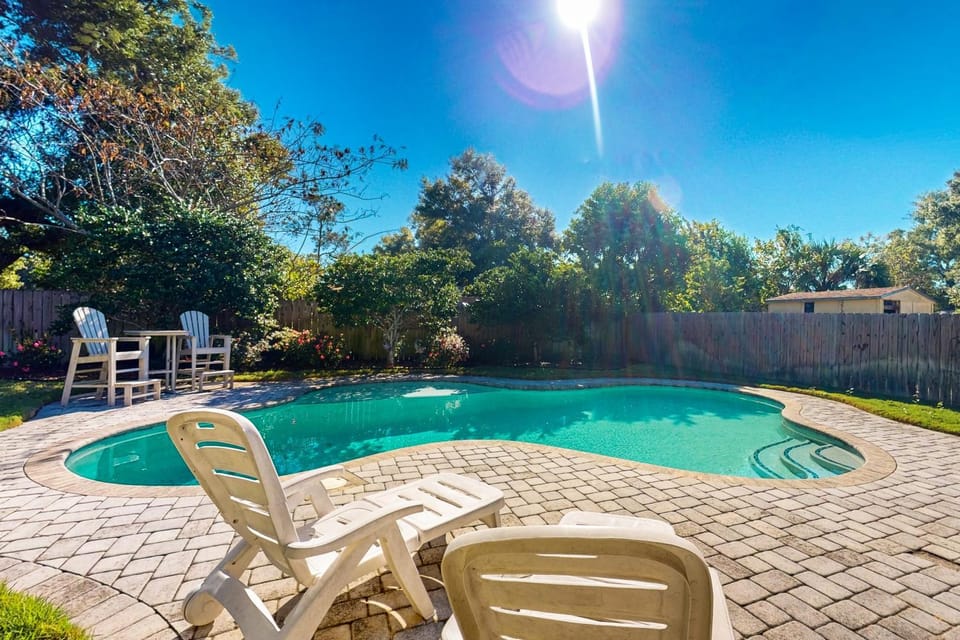 Contemporary dog-friendly retreat with pool & patio - near shops & attractions House in Pensacola