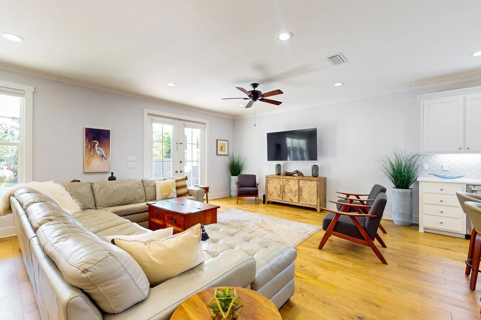 Contemporary dog-friendly retreat with pool & patio - near shops & attractions House in Pensacola