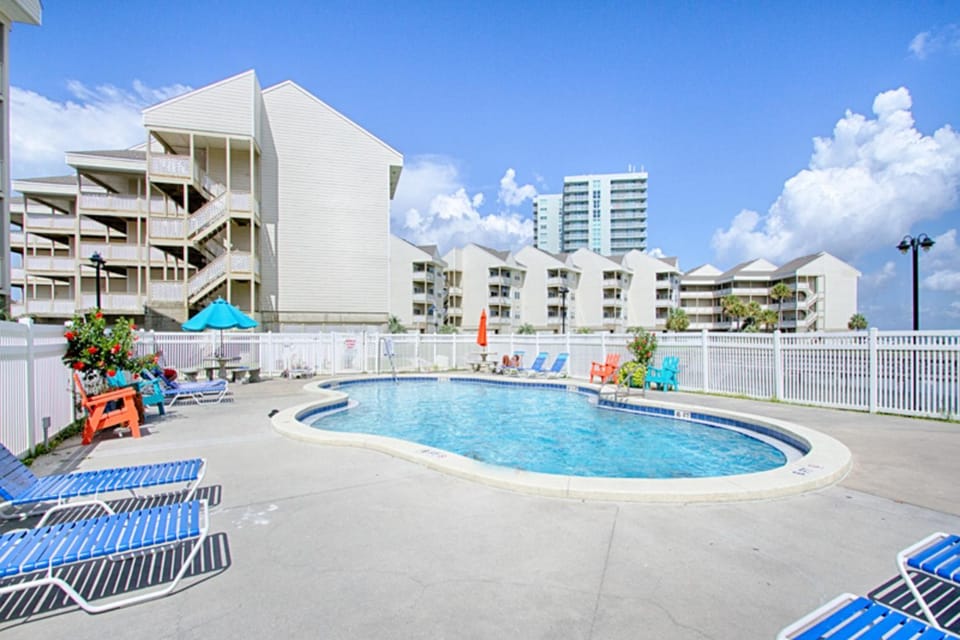 Sound-front home with fishing dock balcony sundeck & easy beach access House in Pensacola Beach