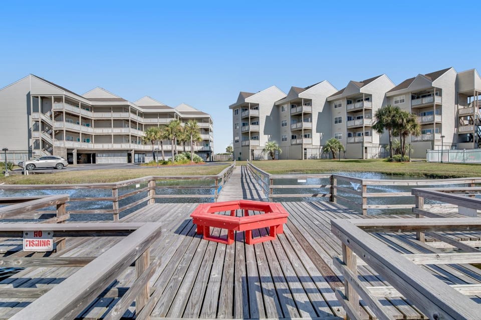 Condo with partial bay view onsite fishing dock beach access & shared pool House in Pensacola Beach