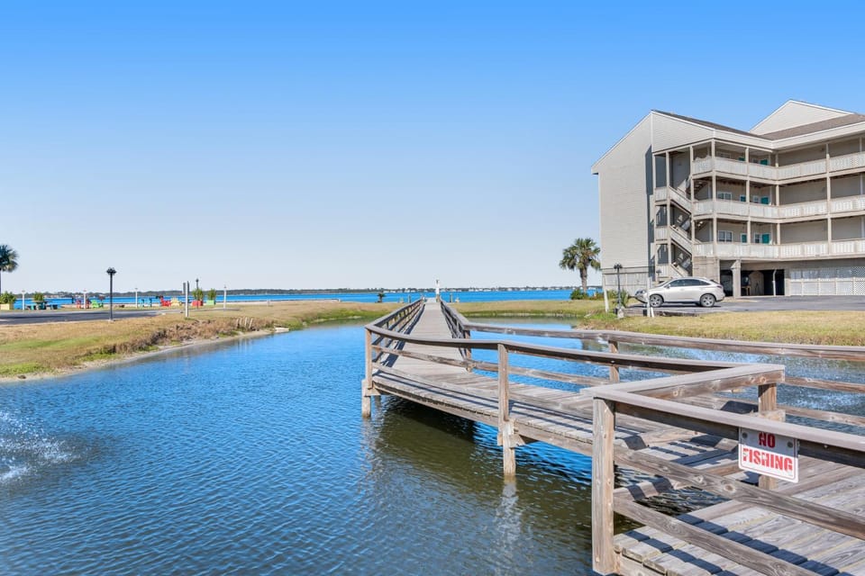 Condo with partial bay view onsite fishing dock beach access & shared pool House in Pensacola Beach