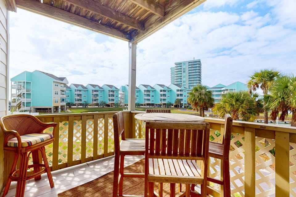 Condo with partial bay view onsite fishing dock beach access & shared pool House in Pensacola Beach