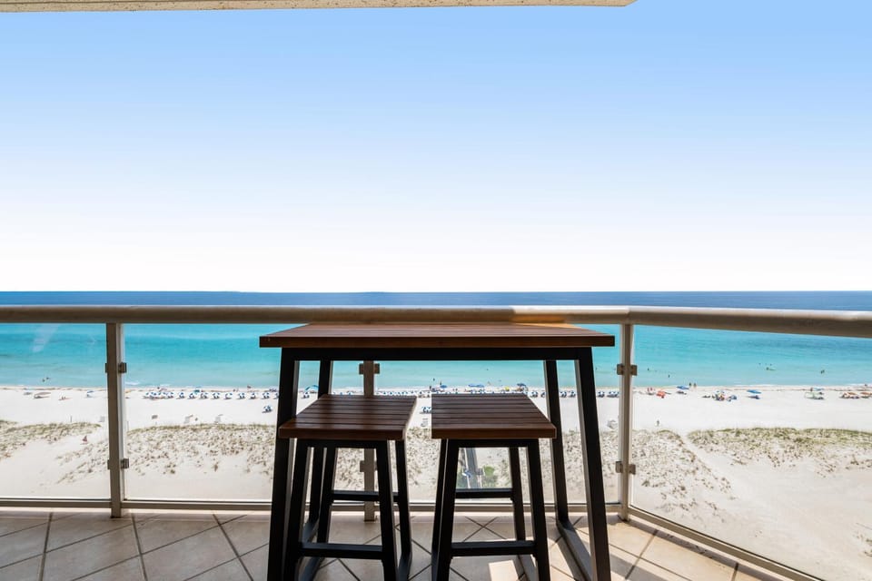 Oceanfront Condo with Free WiFi Central AC W&D Shared Hot Tub Outdoor Pool Gym House in Pensacola Beach
