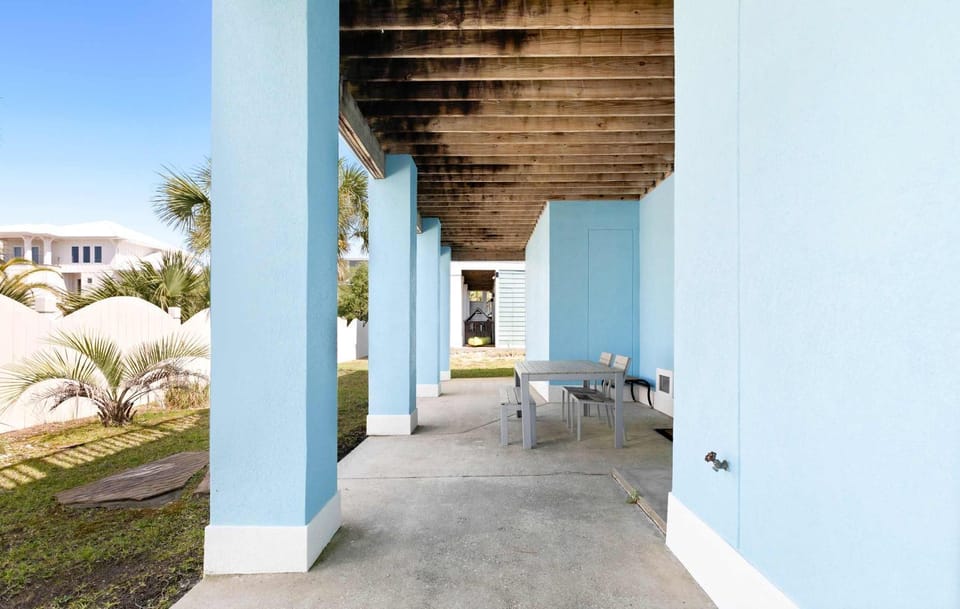 Stunning Beach Retreat with Shared Pool Beach Access Large Balcony & Gas Grill House in Pensacola Beach