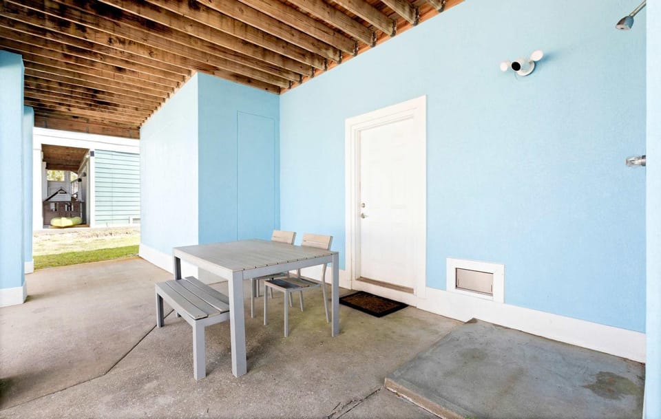 Stunning Beach Retreat with Shared Pool Beach Access Large Balcony & Gas Grill House in Pensacola Beach