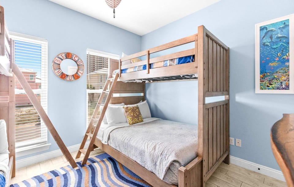 Stunning Beach Retreat with Shared Pool Beach Access Large Balcony & Gas Grill House in Pensacola Beach