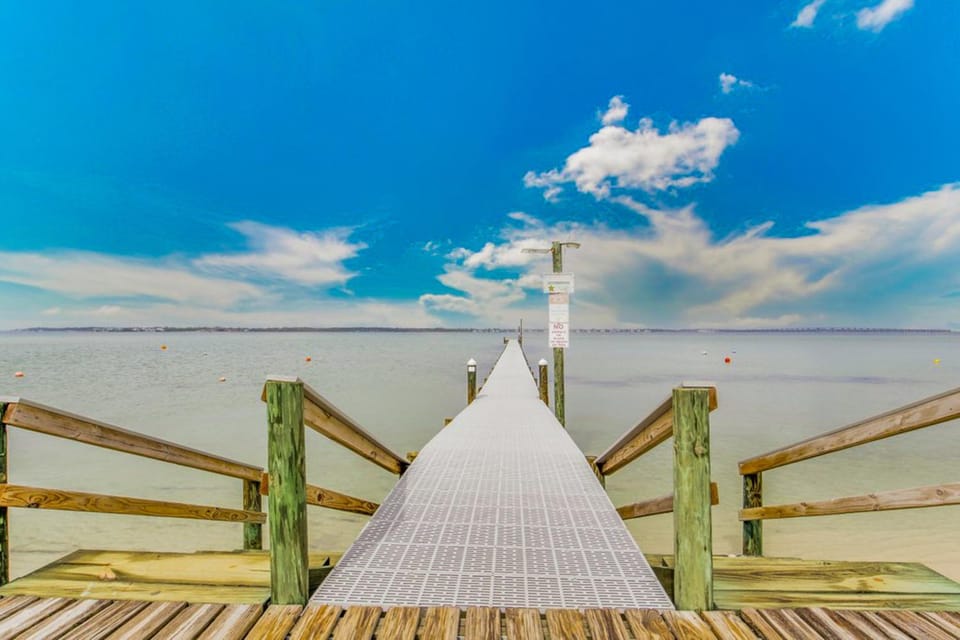 Remodeled condo with bay views pool fishing pier & easy beach access House in Pensacola Beach