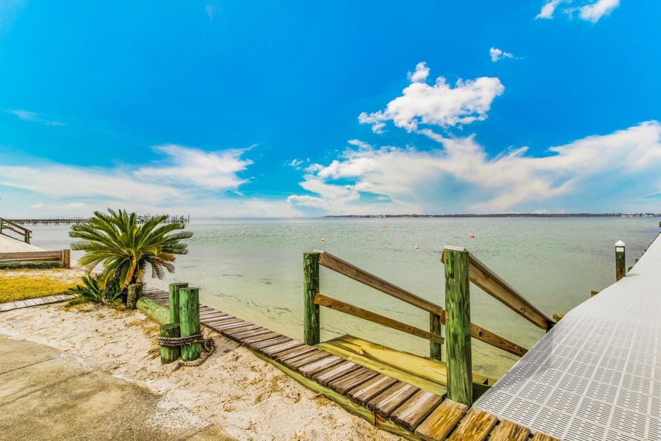 Remodeled condo with bay views pool fishing pier & easy beach access House in Pensacola Beach
