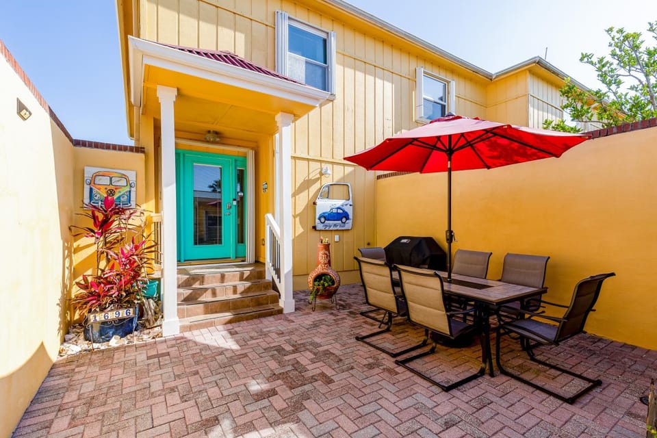 Inviting waterfront townhome with full kitchen balcony central AC & W&D House in Pensacola Beach