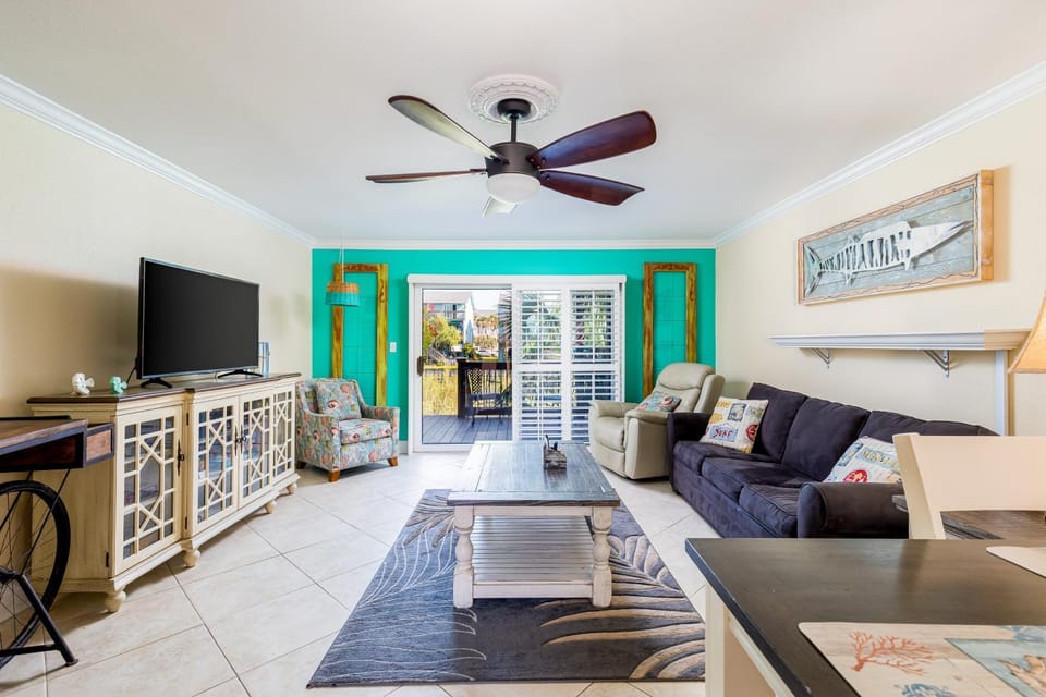 Inviting waterfront townhome with full kitchen balcony central AC & W&D House in Pensacola Beach