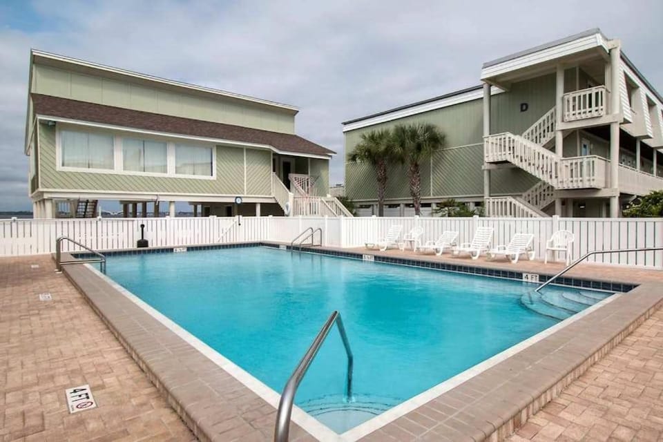 Sound-Side Condo with Grill Deck & W&D and Shared Pool House in Pensacola Beach