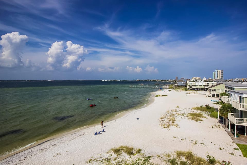 Third-floor beachfront condo with views washer&dryer heated pool House in Pensacola Beach