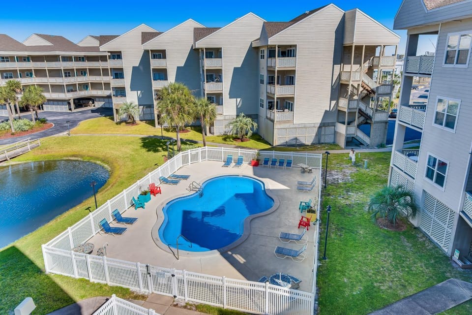 Third-floor beachfront condo with views washer&dryer heated pool House in Pensacola Beach
