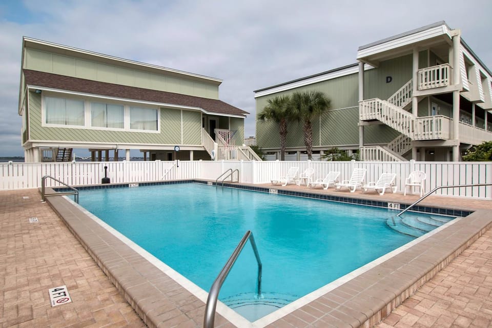 Incredible waterfront retreat with beach access pool dock & amazing Gulf views House in Pensacola Beach