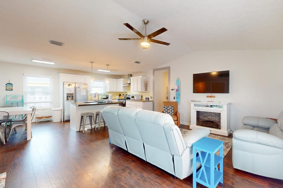 Dog-friendly home near beach with enclosed yard grill W&D AC garage & WiFi House in Lower Grand Lagoon