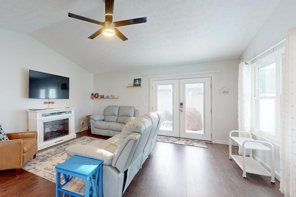 Dog-friendly home near beach with enclosed yard grill W&D AC garage & WiFi House in Lower Grand Lagoon