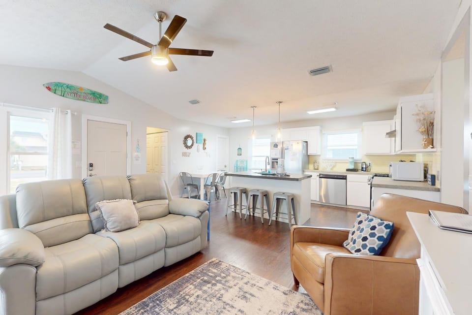 Dog-friendly home near beach with enclosed yard grill W&D AC garage & WiFi House in Lower Grand Lagoon