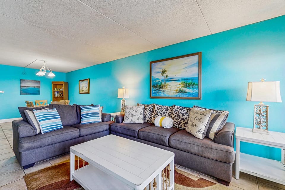 Comfortable beachfront condo with beach setup - quick drive to dining House in Okaloosa Island