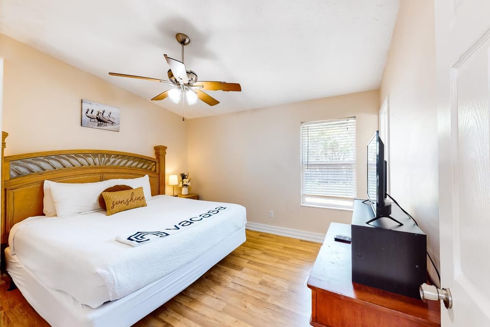 Contemporary beach house within walking distance to beach & central AC & WiFi House in Lower Grand Lagoon