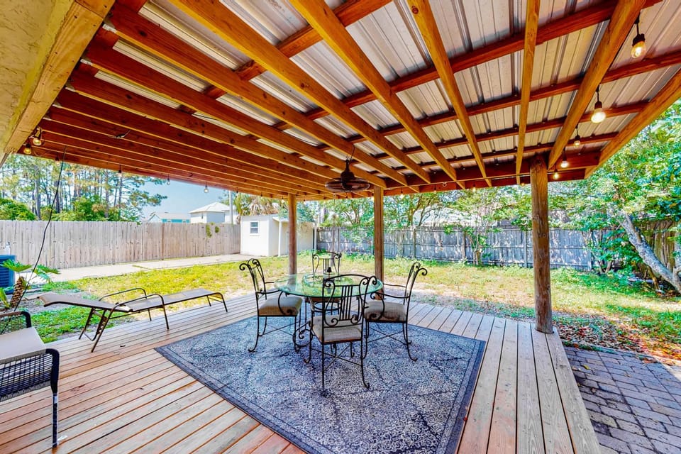 Contemporary beach house within walking distance to beach & central AC & WiFi House in Lower Grand Lagoon
