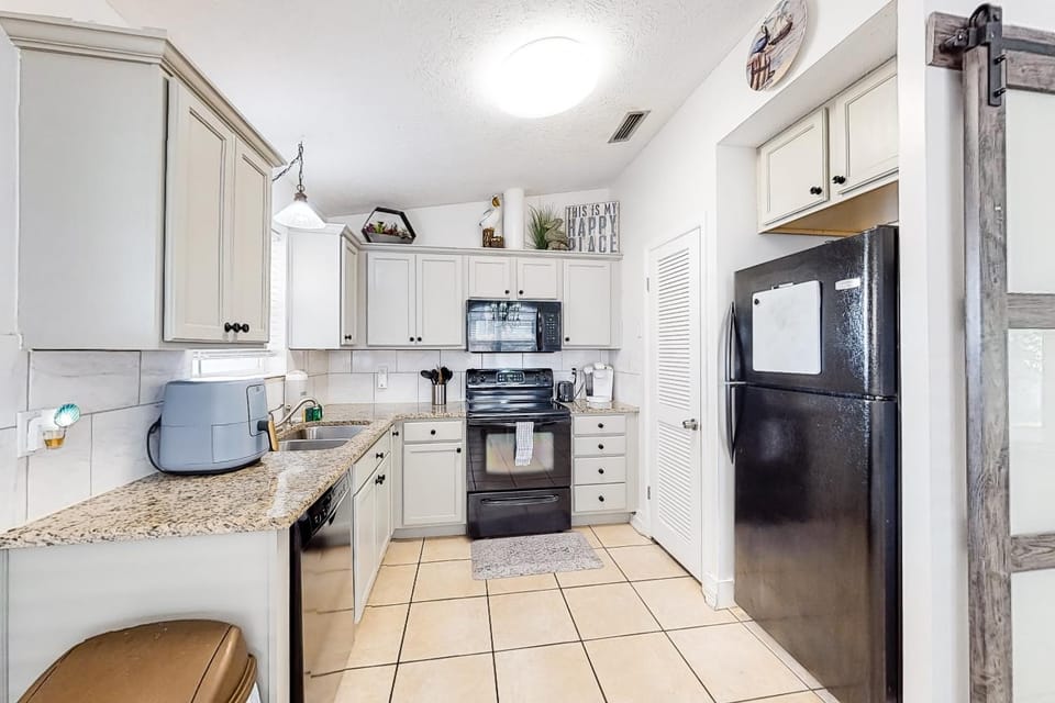 Contemporary beach house within walking distance to beach & central AC & WiFi House in Lower Grand Lagoon