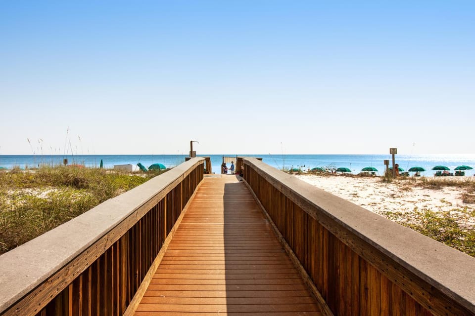 Cozy beachfront condo with beach setup - near shopping House in Okaloosa Island