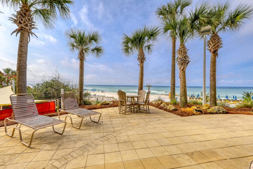 Renovated beachfront condo with balcony & pool House in Panama City Beach