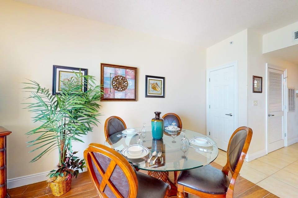 Lovely beachfront condo with Gulf views pool & gym - steps to Pier Park House in Panama City Beach