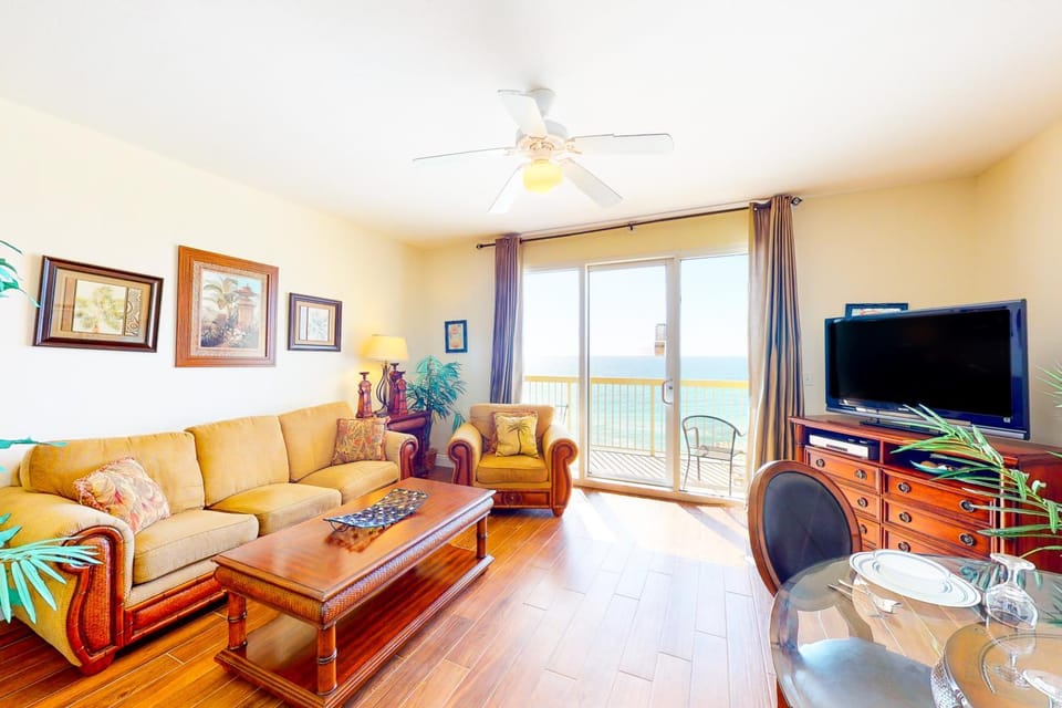 Lovely beachfront condo with Gulf views pool & gym - steps to Pier Park House in Panama City Beach