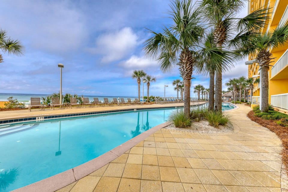 Open & spacious condo in beachfront complex with pool gym elevator & fast WiFi House in Panama City Beach