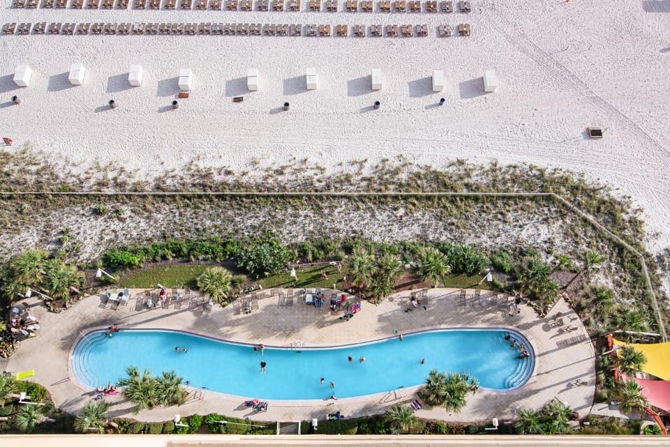 Charming Gulf-front condo with pools gym & beach access - near restaurants House in Panama City Beach