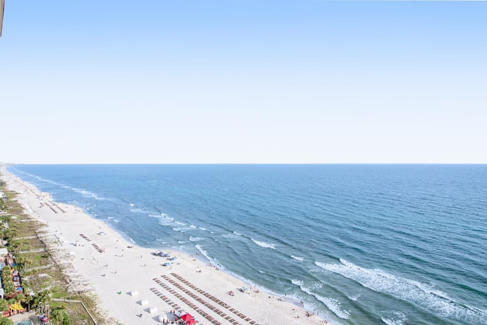 Charming Gulf-front condo with pools gym & beach access - near restaurants House in Panama City Beach