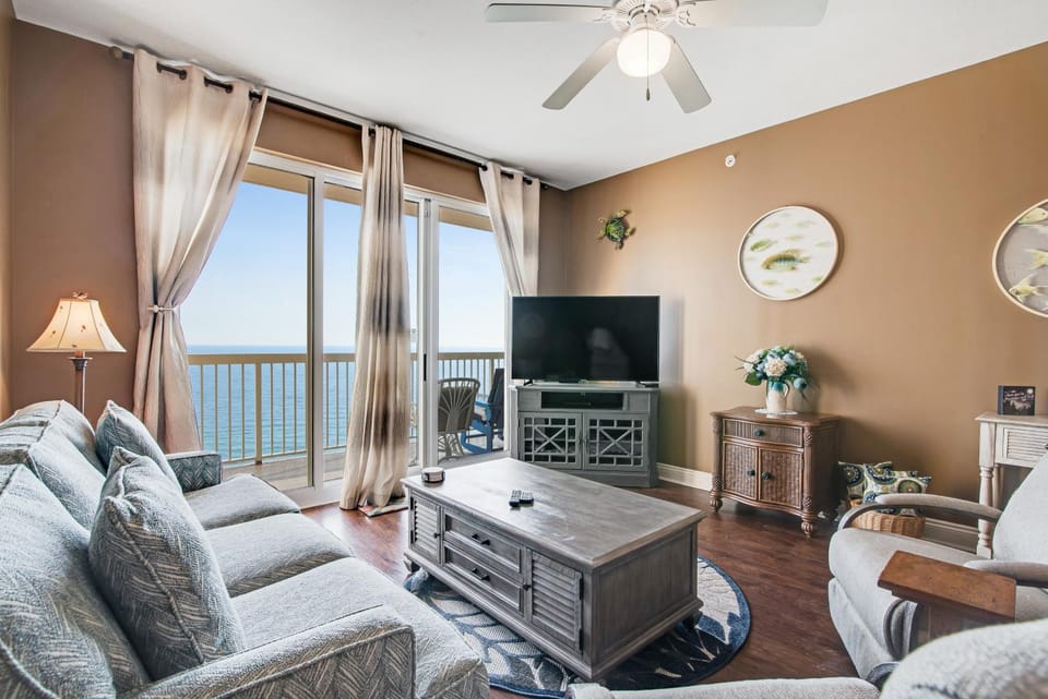 Charming Gulf-front condo with pools gym & beach access - near restaurants House in Panama City Beach