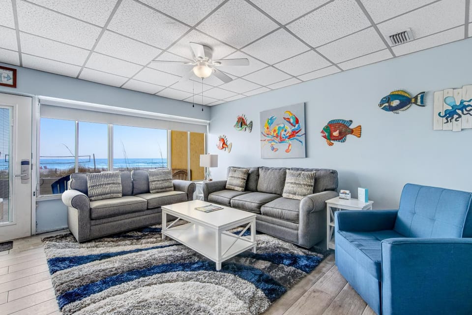 Beachfront condo with central AC WiFi access to pool washer&dryer House in Panama City Beach