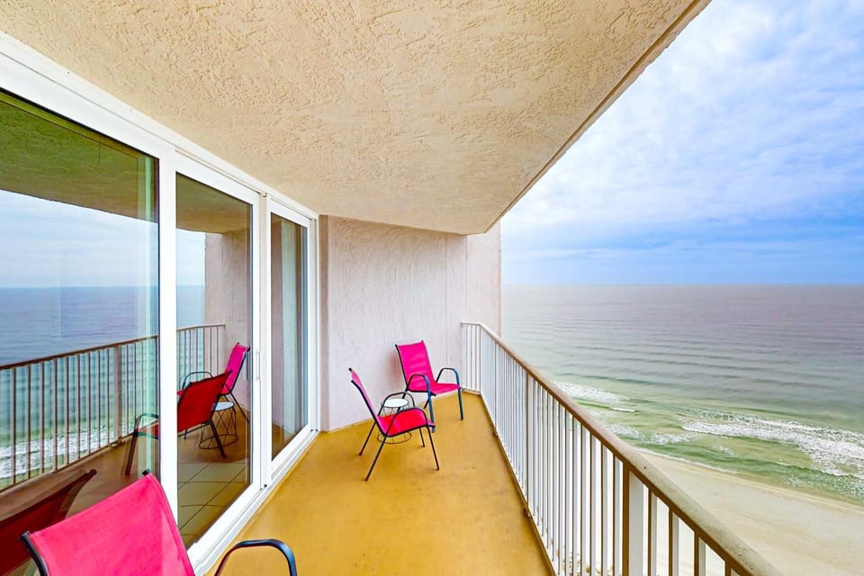 Bright waterfront condo in a gated resort with pools tennis courts & gym House in Lower Grand Lagoon