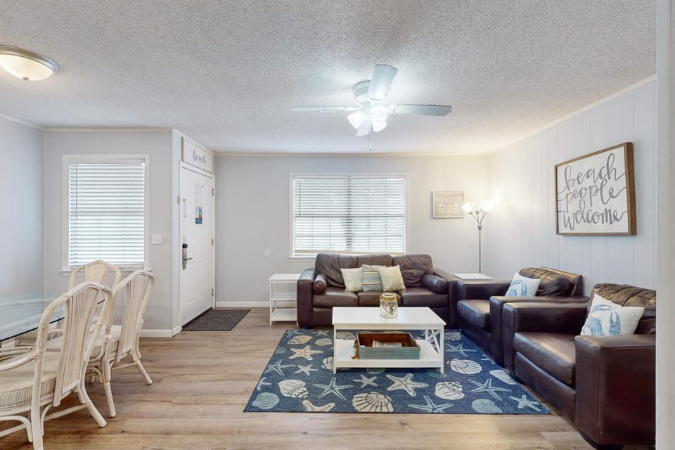 Dog-friendly duplex 2 blocks from beach with private yard AC & W&D House in Lower Grand Lagoon