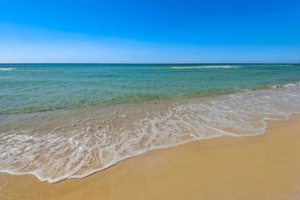 Dog-friendly duplex 2 blocks from beach with private yard AC & W&D House in Lower Grand Lagoon