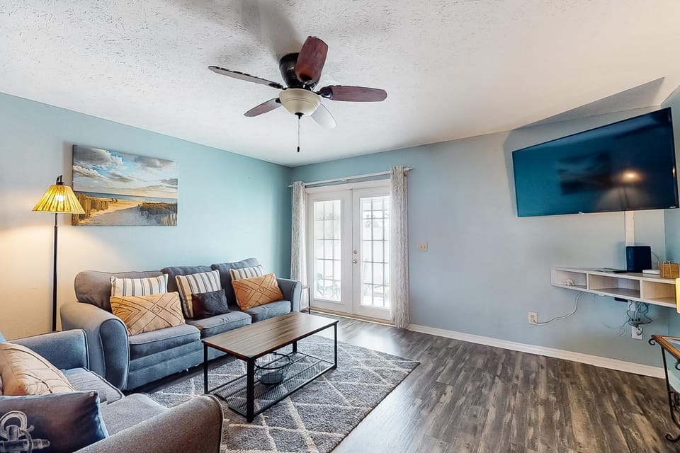 Dog-friendly close to the beach with WiFi private washer & dryer balcony & AC House in Lower Grand Lagoon