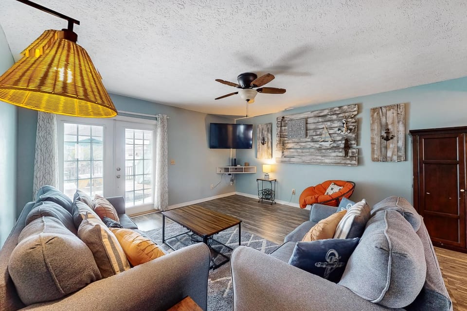 Dog-friendly close to the beach with WiFi private washer & dryer balcony & AC House in Lower Grand Lagoon