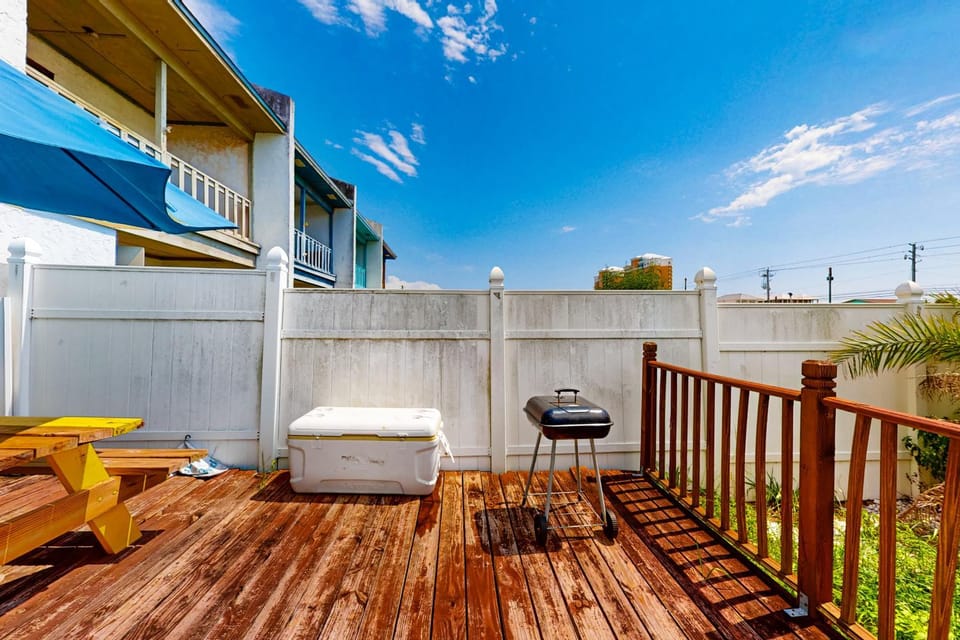 Dog-friendly close to the beach with WiFi private washer & dryer balcony & AC House in Lower Grand Lagoon