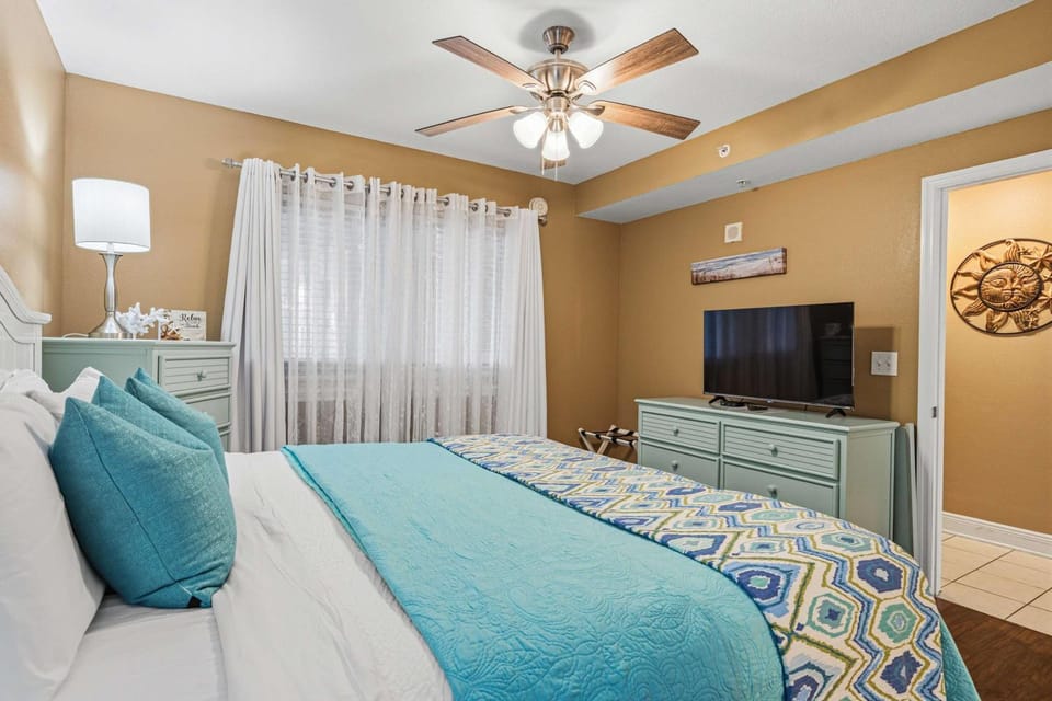 12th-floor oceanfront home pool hot tub on-site cafe & free beach service House in Panama City Beach