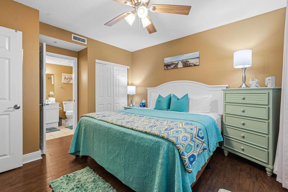 12th-floor oceanfront home pool hot tub on-site cafe & free beach service House in Panama City Beach