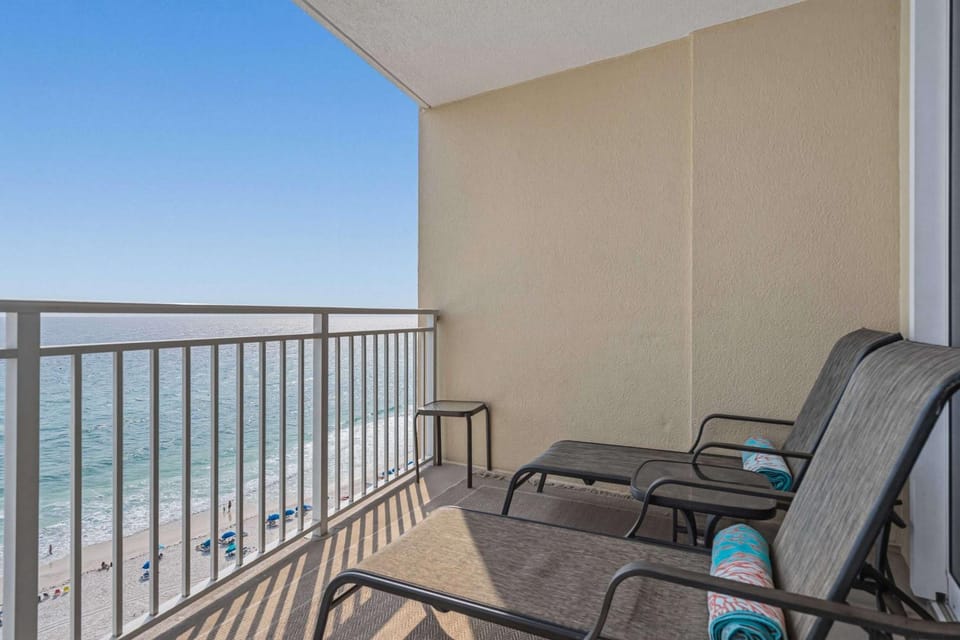 12th-floor oceanfront home pool hot tub on-site cafe & free beach service House in Panama City Beach