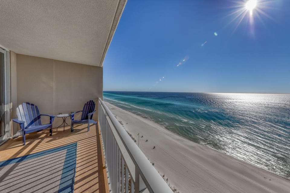 Light-filled beachfront condo with shared pool hot tub & beach access House in Panama City Beach