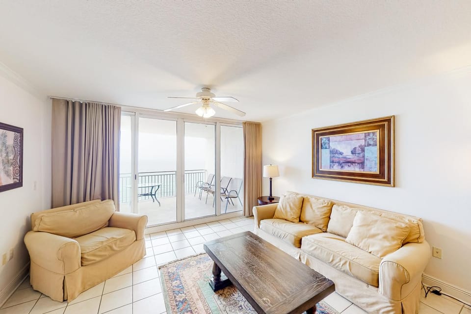 Beachfront condo with Gulf views private balcony pools hot tub & beach access House in Panama City Beach