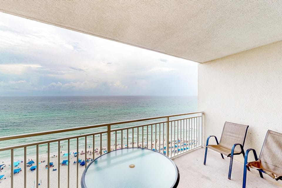 Beachfront condo with Gulf views private balcony pools hot tub & beach access House in Panama City Beach